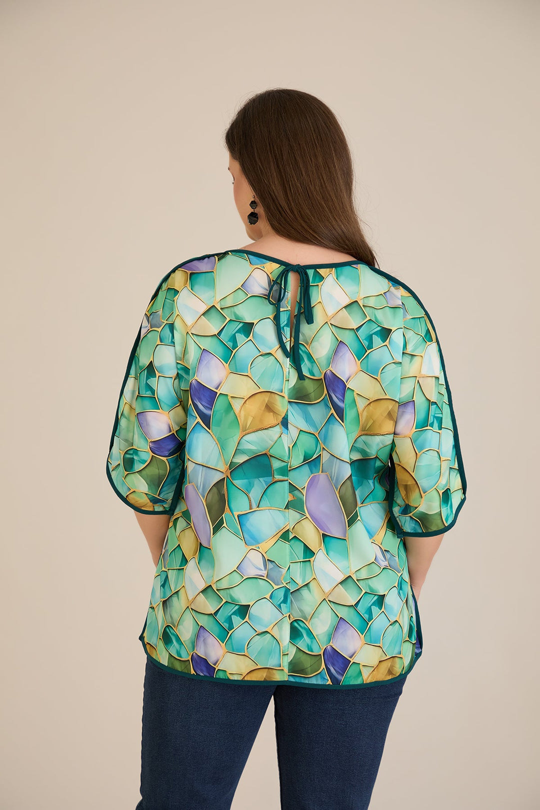 Elegantna bluza s kratkim rukavima i modernim detaljem na leđima