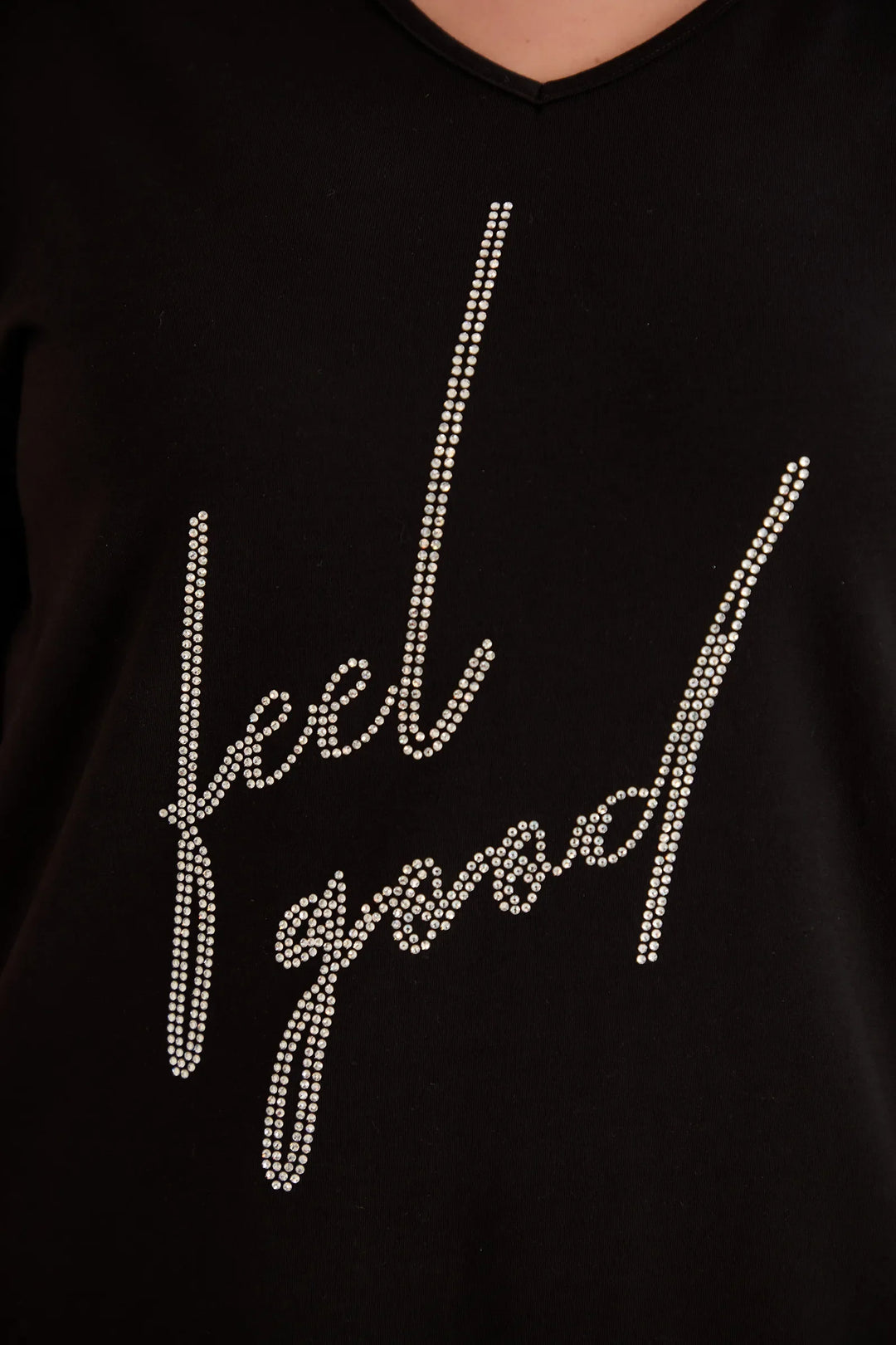 Pamučna majica s V-izrezom i printom od kamenčića “Feel good”