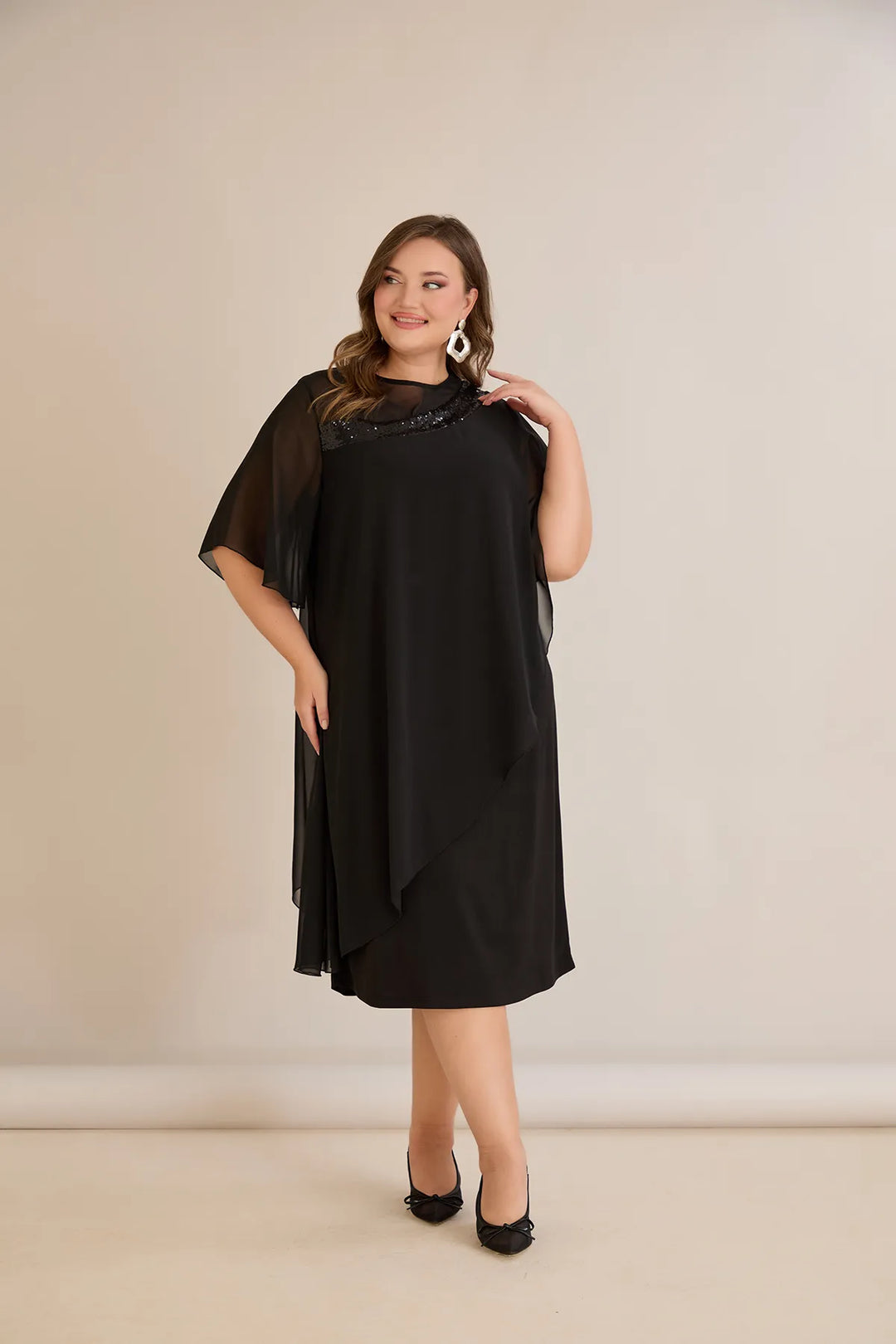 Praznična haljina od šifona i šljokica u crnoj boji