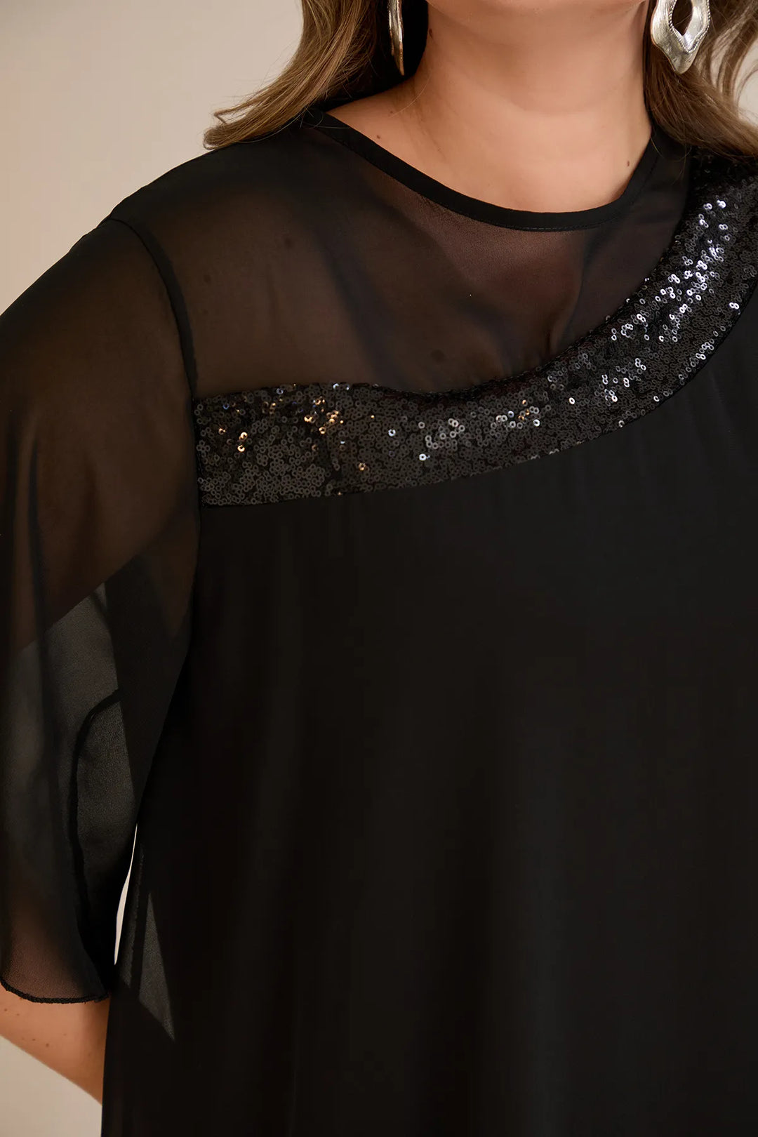 Praznična haljina od šifona i šljokica u crnoj boji