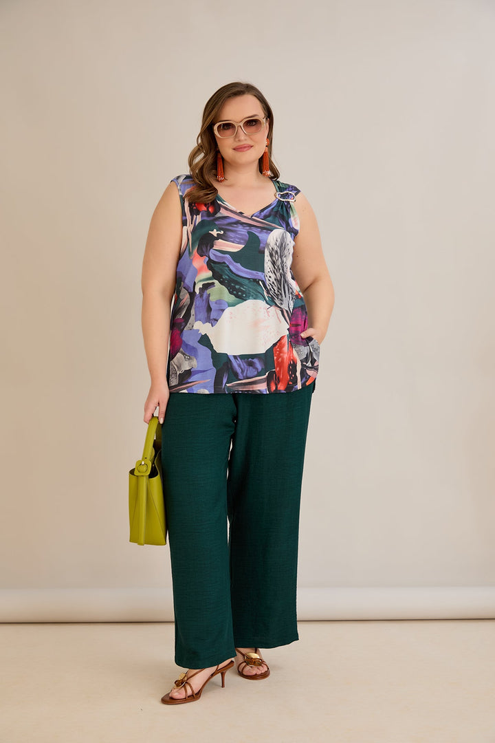 Top s ukrasom na ramenu u šarenom uzorku