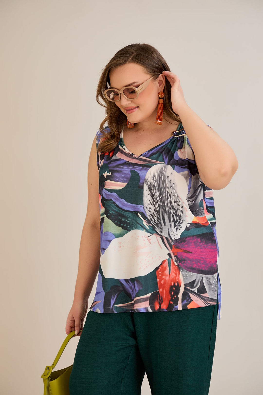 Top s ukrasom na ramenu u šarenom uzorku