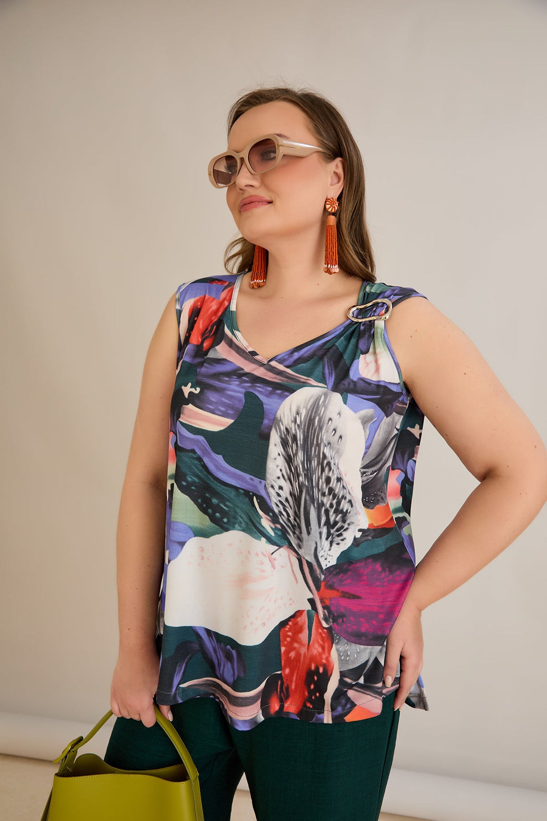 Top s ukrasom na ramenu u šarenom uzorku