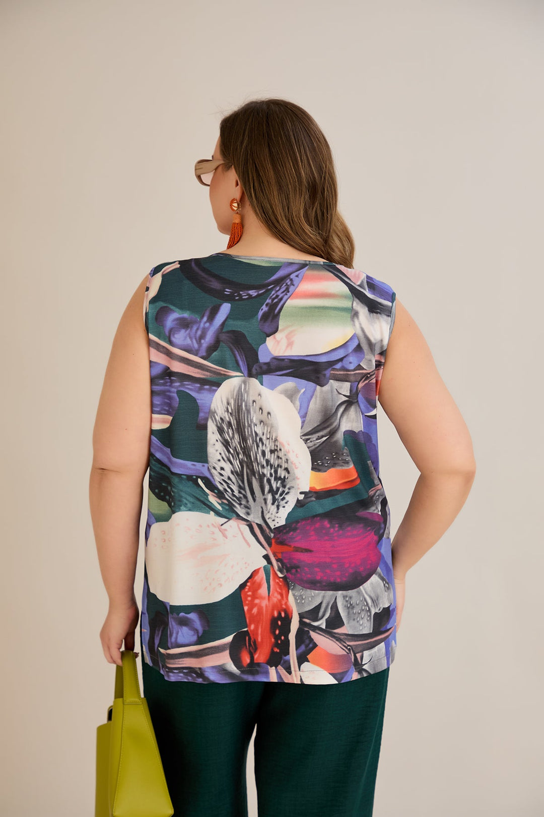 Top s ukrasom na ramenu u šarenom uzorku