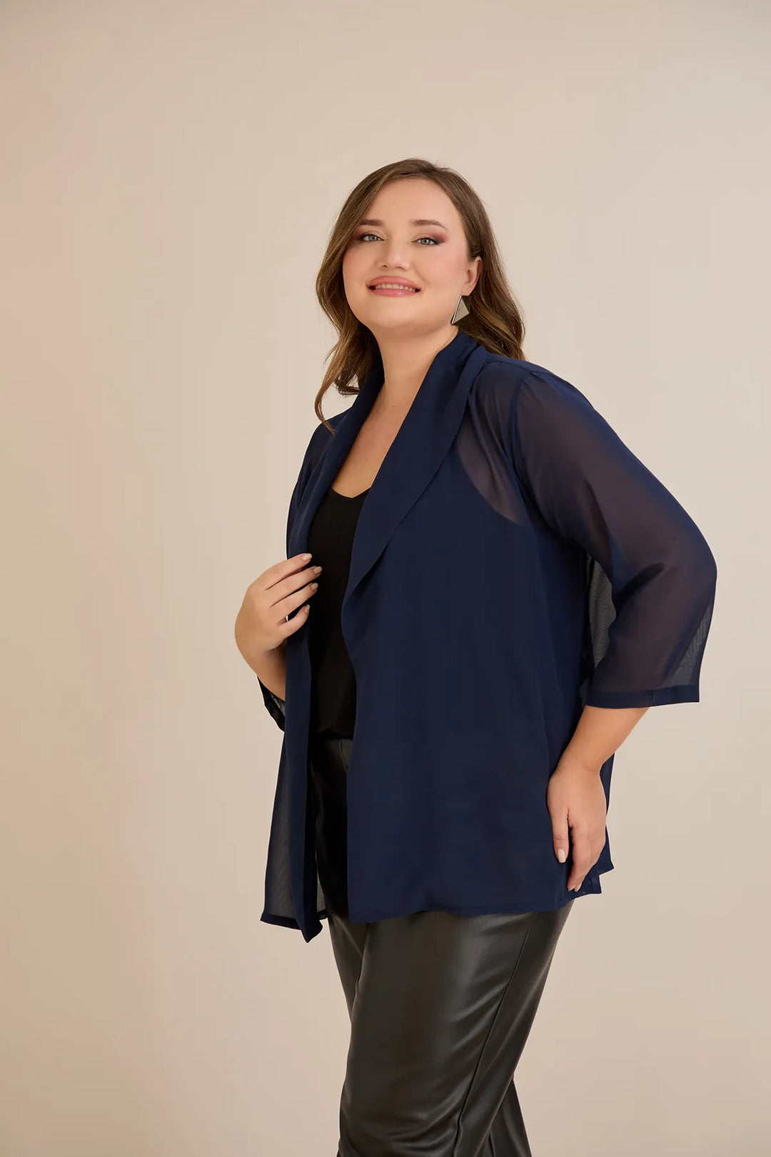 Praznična pelerina od šifona u tamno plavoj boji