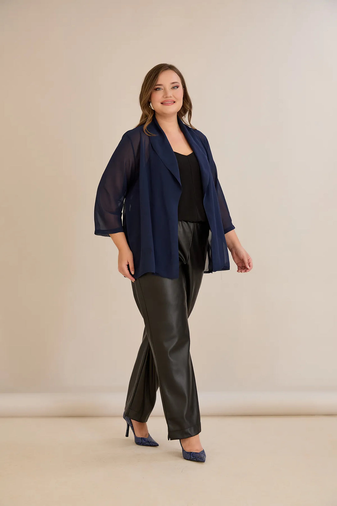 Praznična pelerina od šifona u tamno plavoj boji