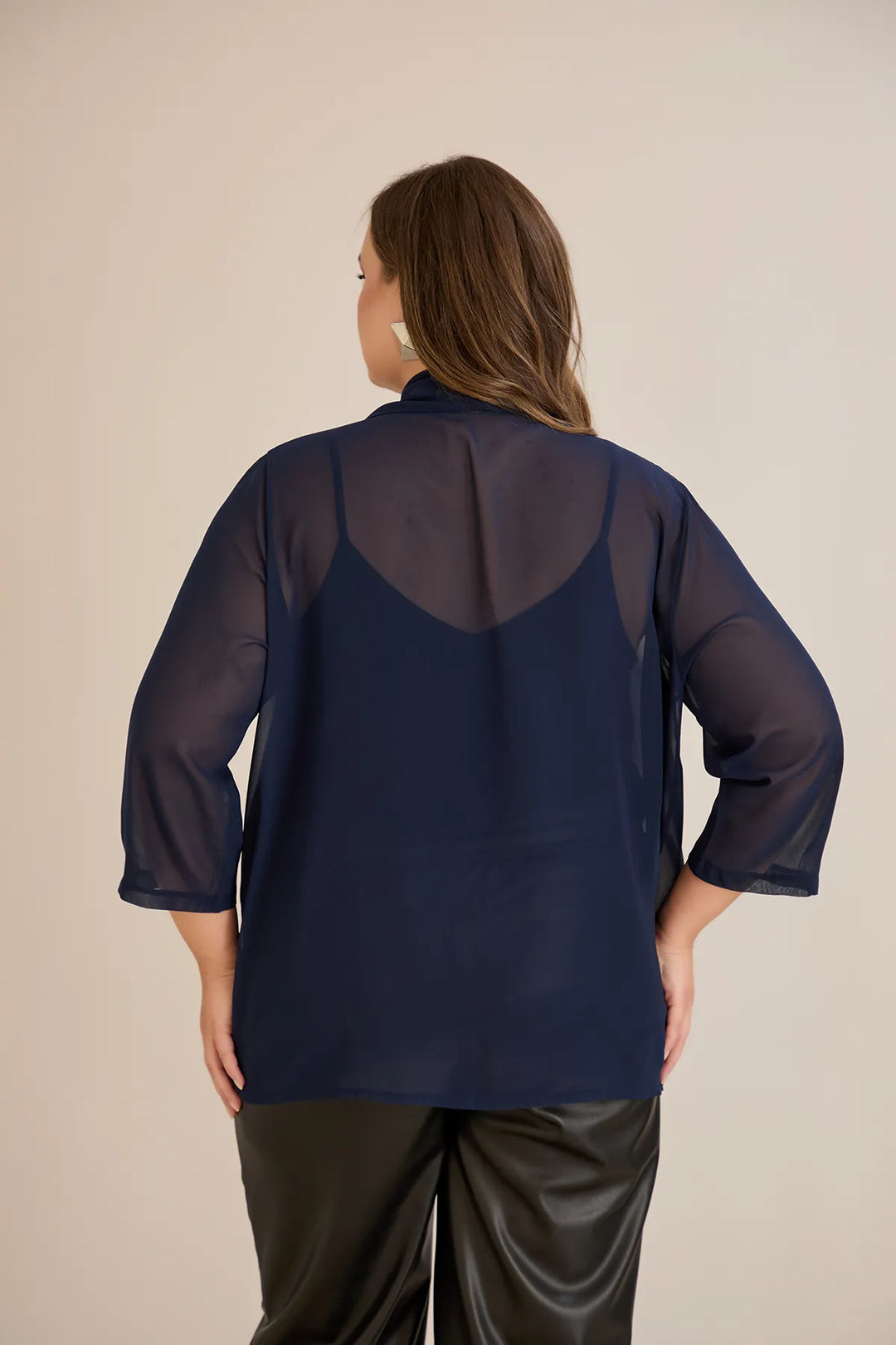 Praznična pelerina od šifona u tamno plavoj boji