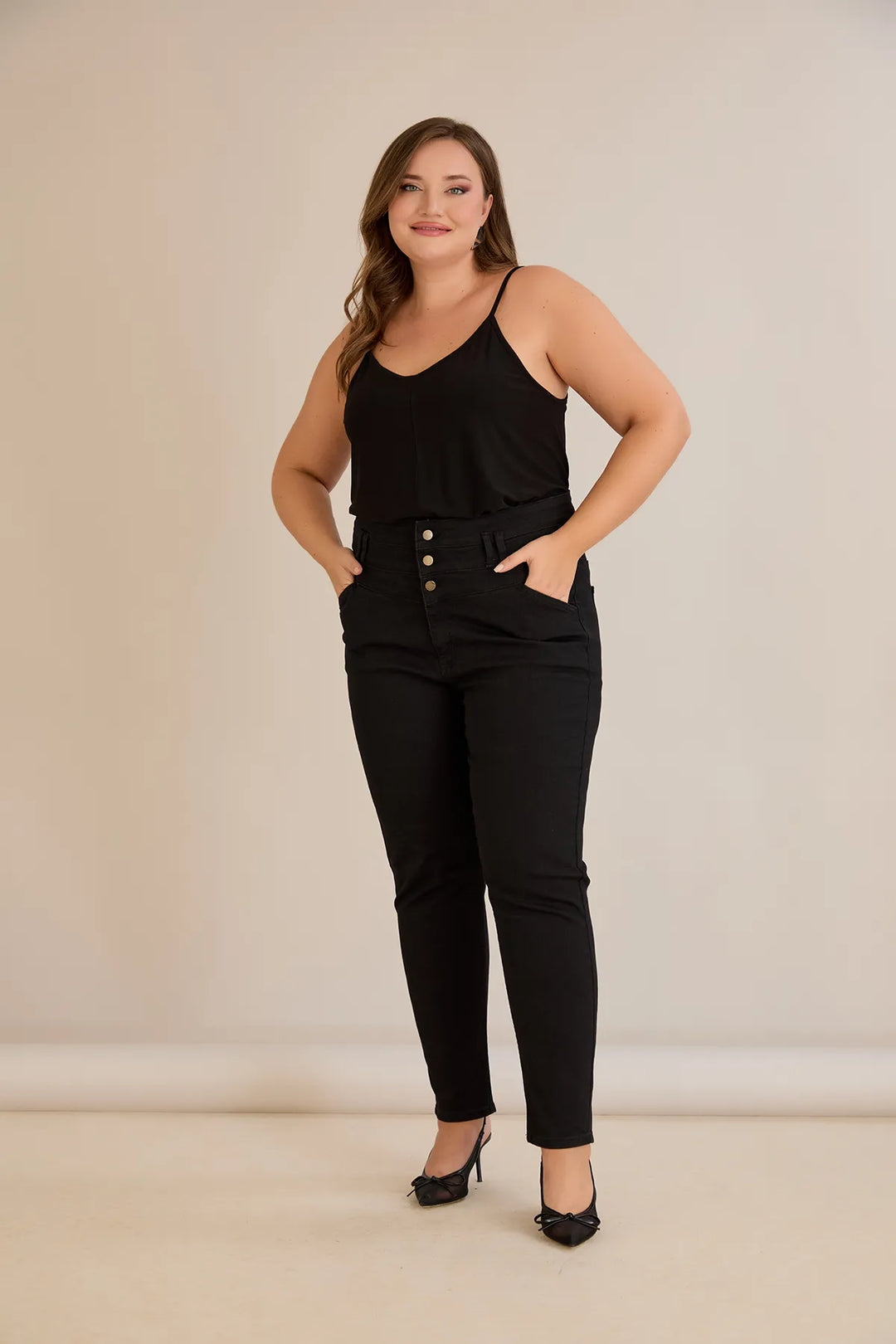 Elastične traperice s visokim strukom i gumbima u crnoj boji