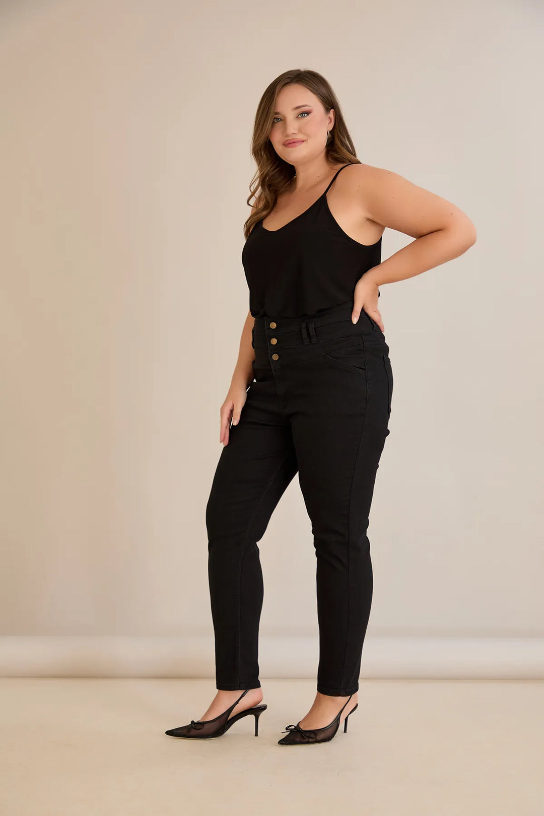 Elastične traperice s visokim strukom i gumbima u crnoj boji