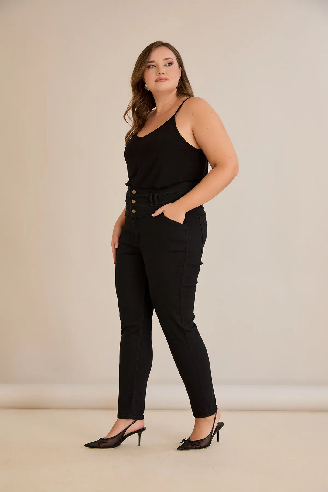 Elastične traperice s visokim strukom i gumbima u crnoj boji