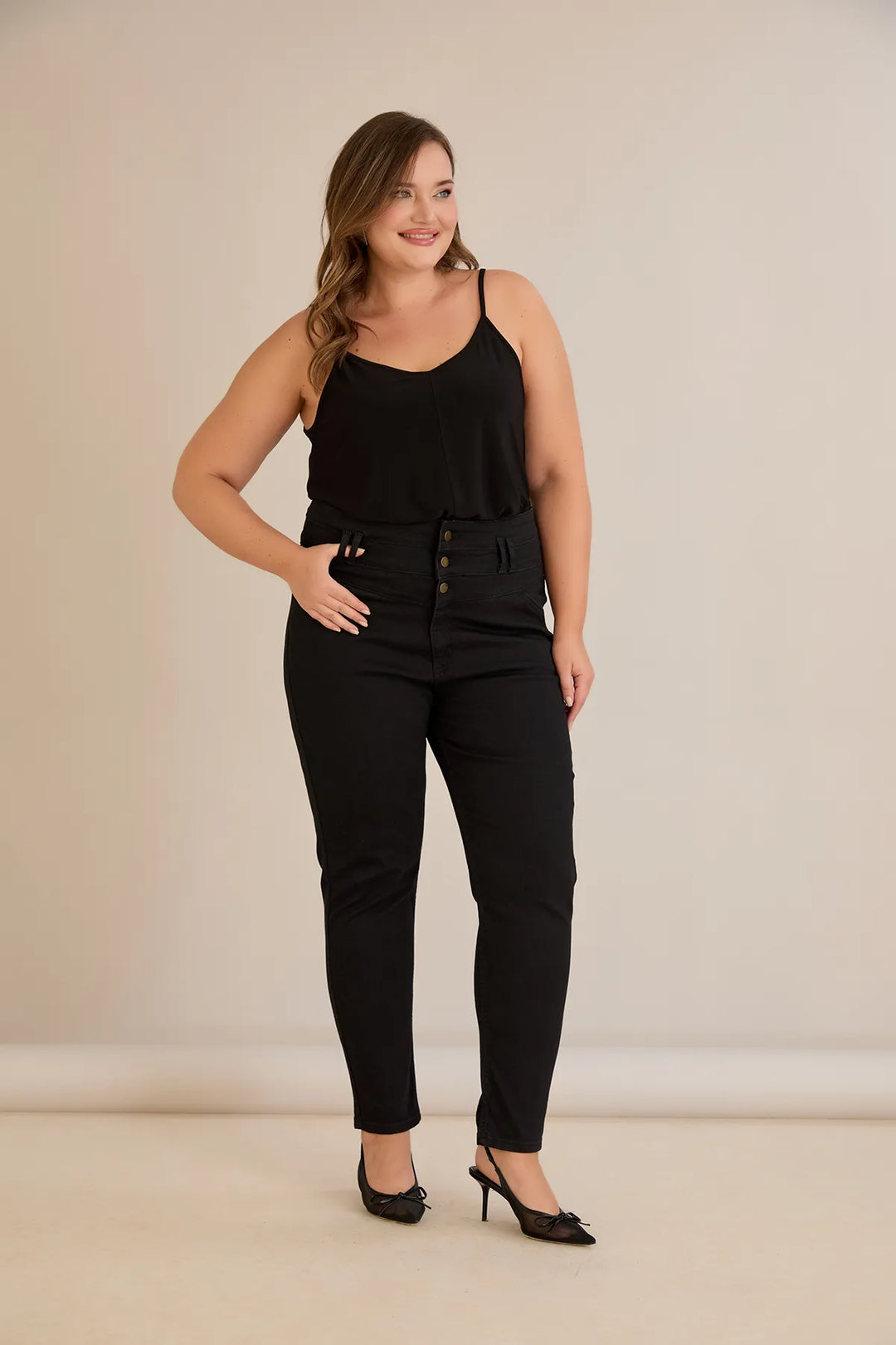 Elastične traperice s visokim strukom i gumbima u crnoj boji