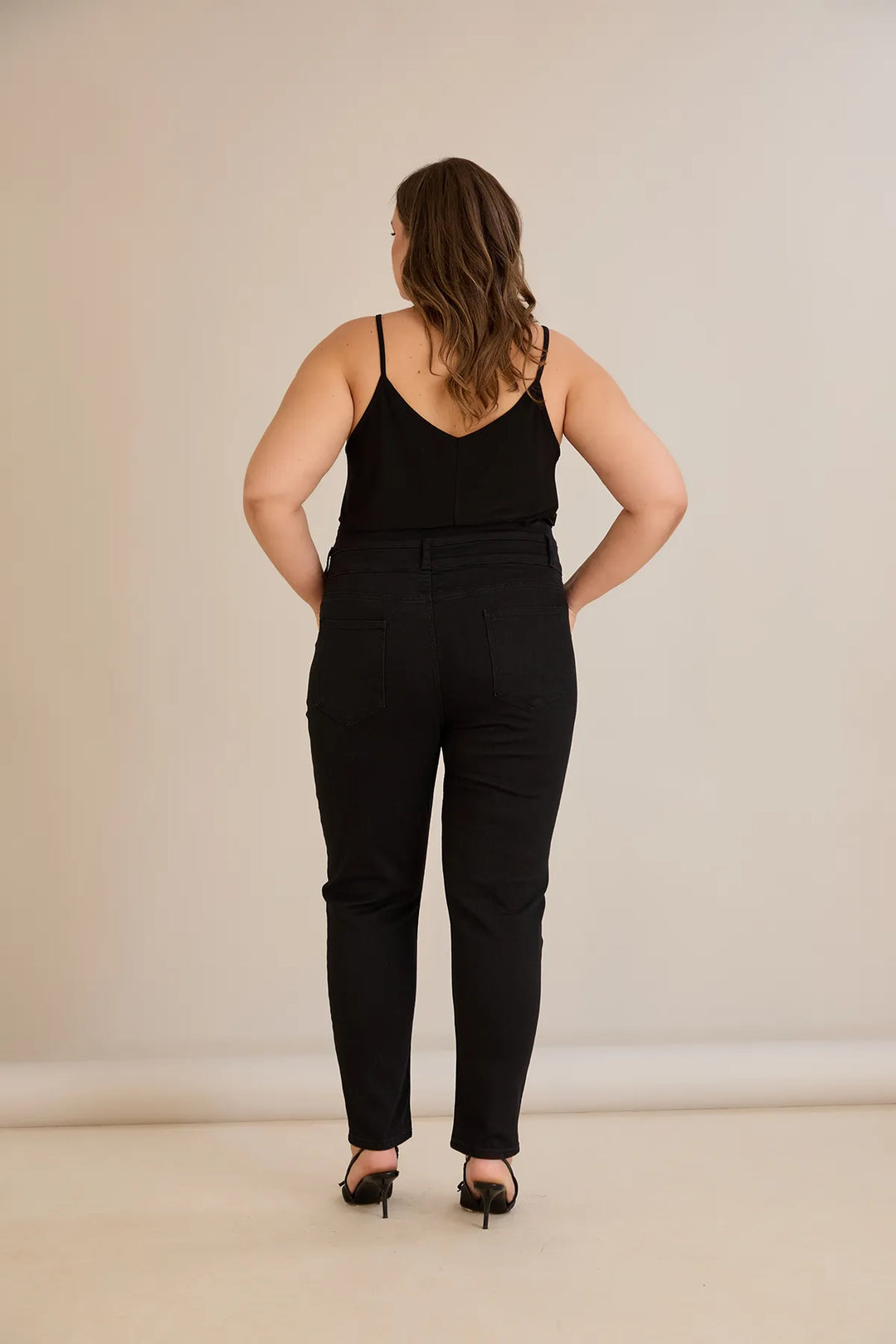 Elastične traperice s visokim strukom i gumbima u crnoj boji