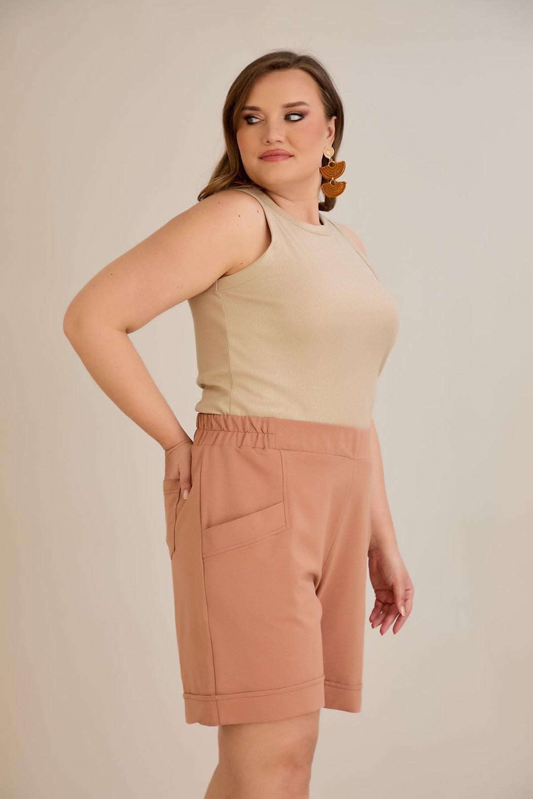 Kratke hlače dostupne u pet boja - moka.