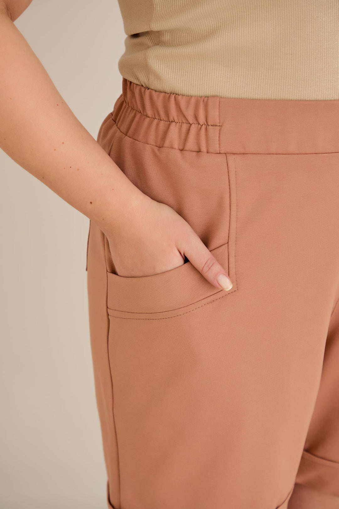 Kratke hlače dostupne u pet boja - moka.