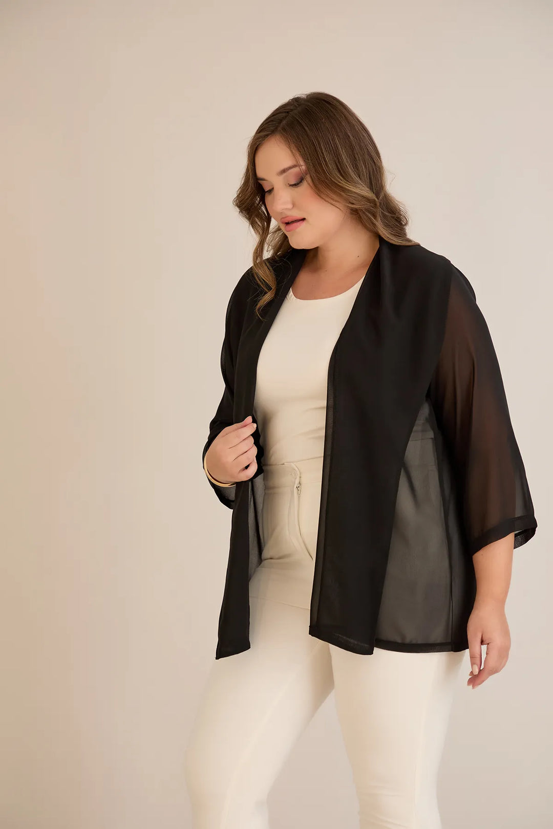 Praznična pelerina od šifona u crnoj boji