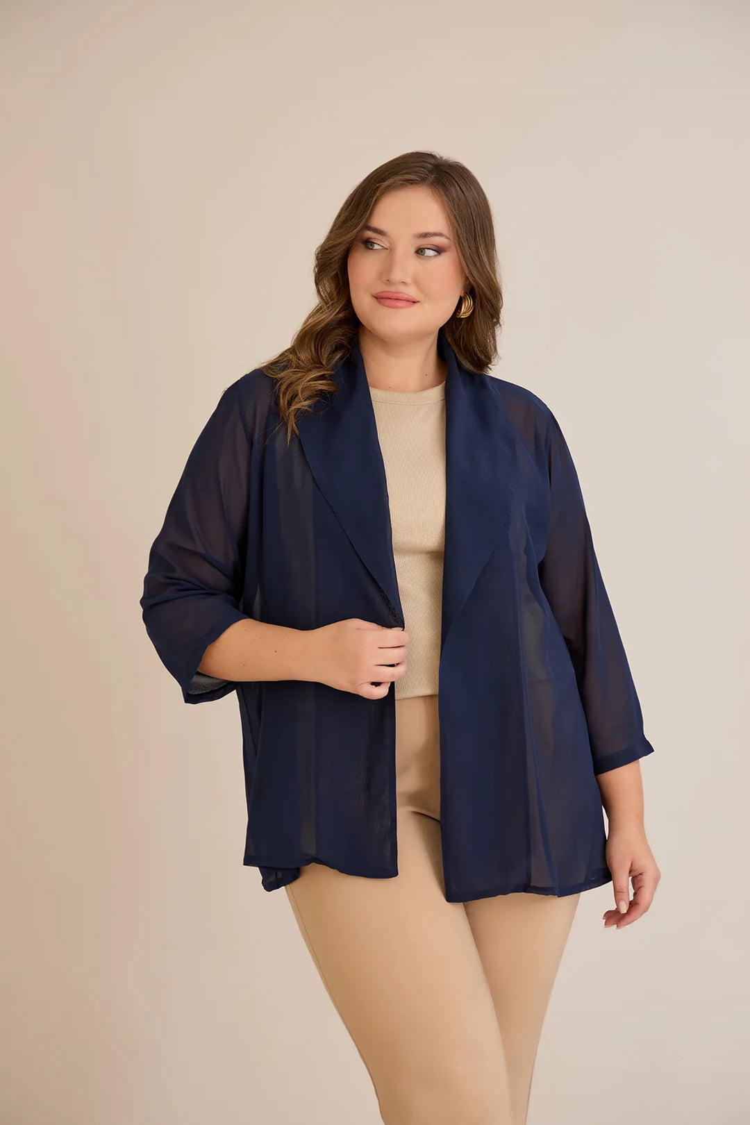 Praznična pelerina od šifona u tamno plavoj boji