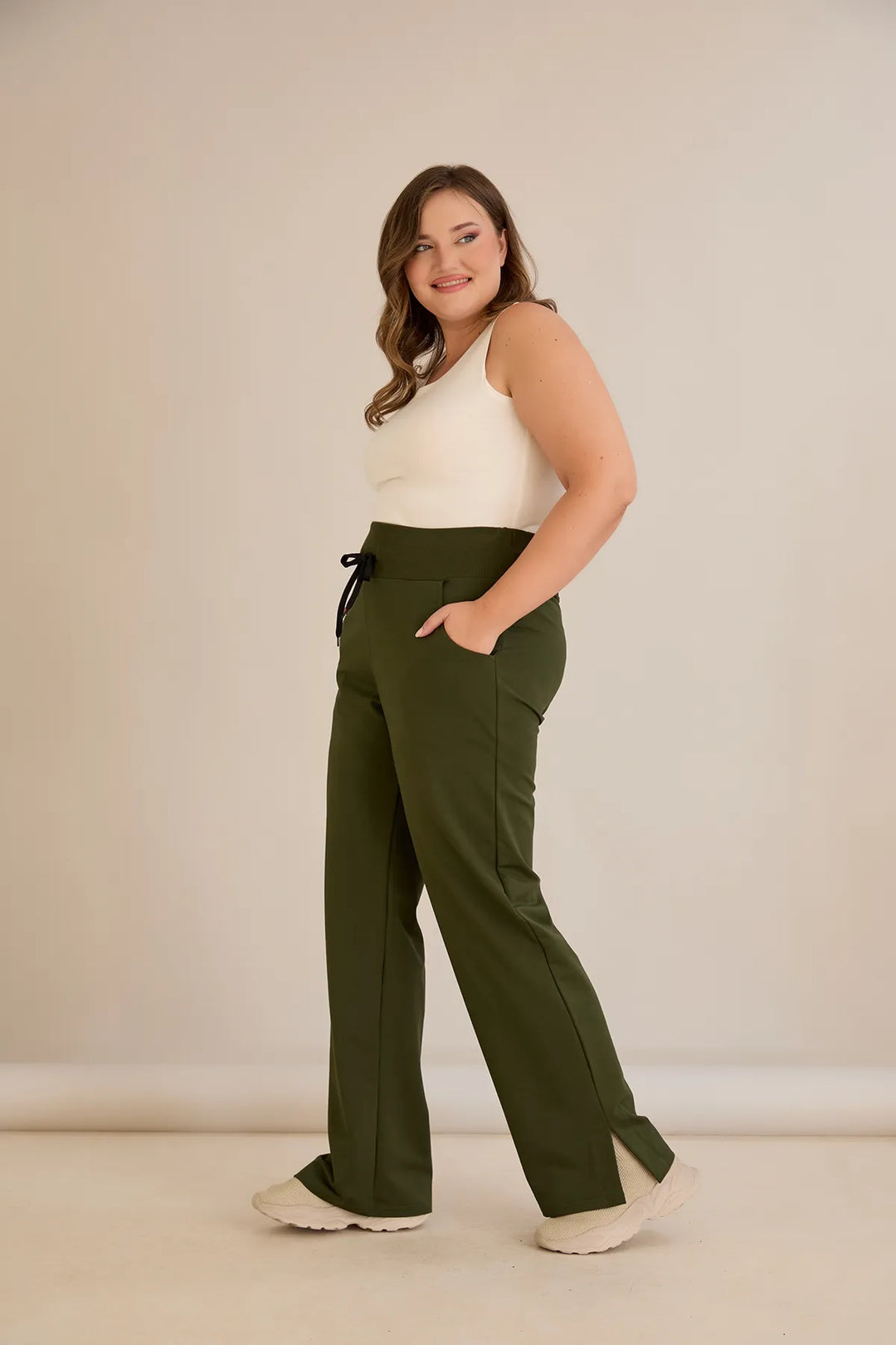 Sportske široke hlače s prorezima u kaki boji