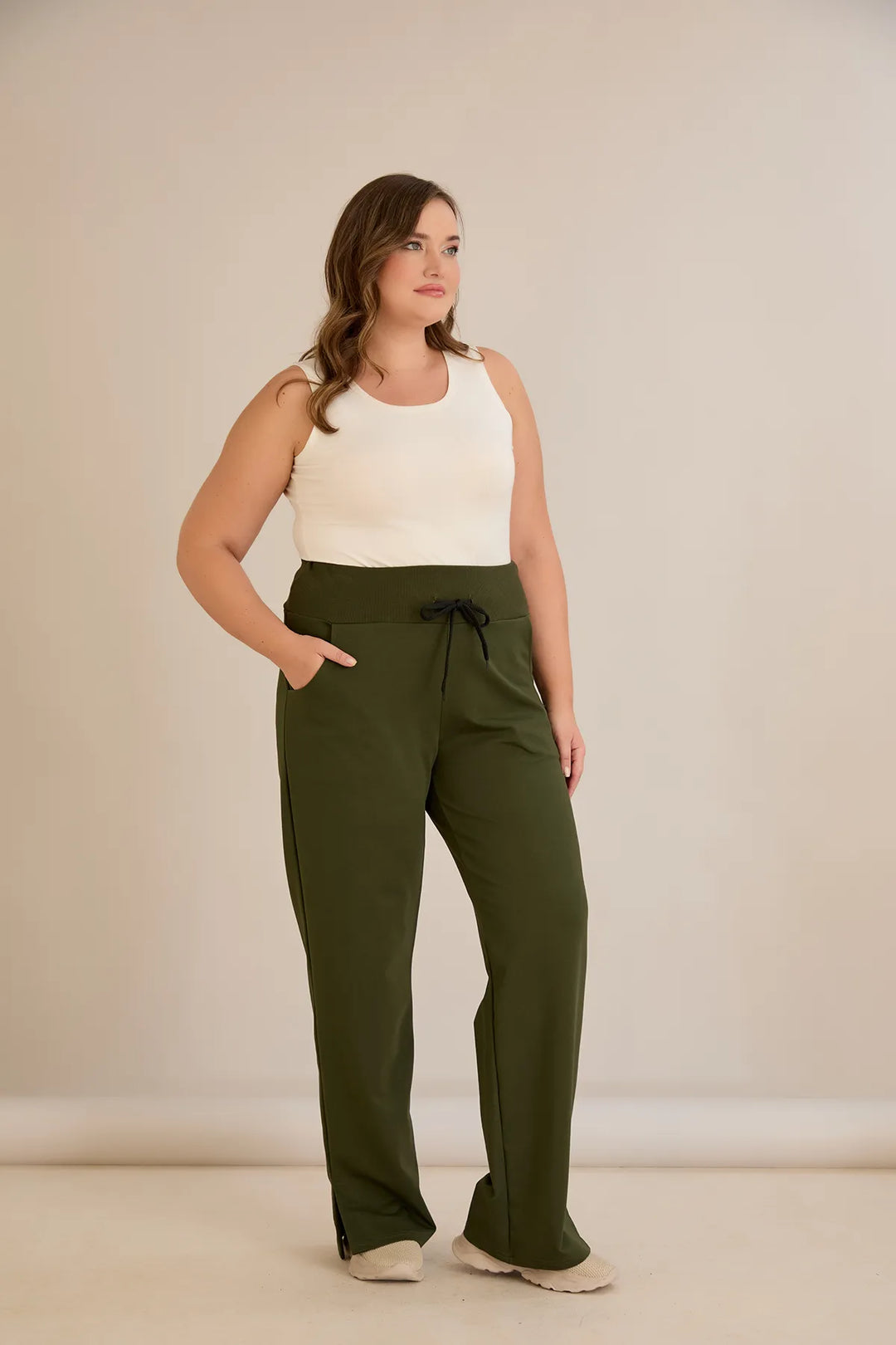 Sportske široke hlače s prorezima u kaki boji