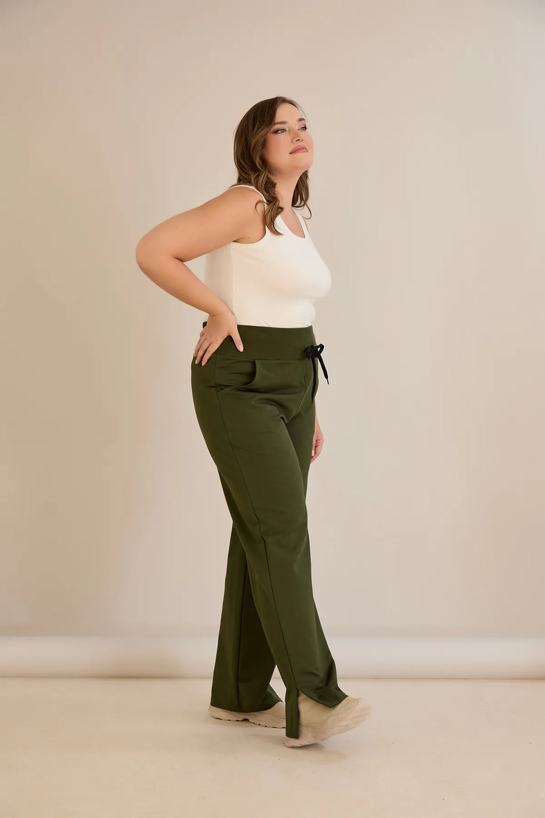 Sportske široke hlače s prorezima u kaki boji