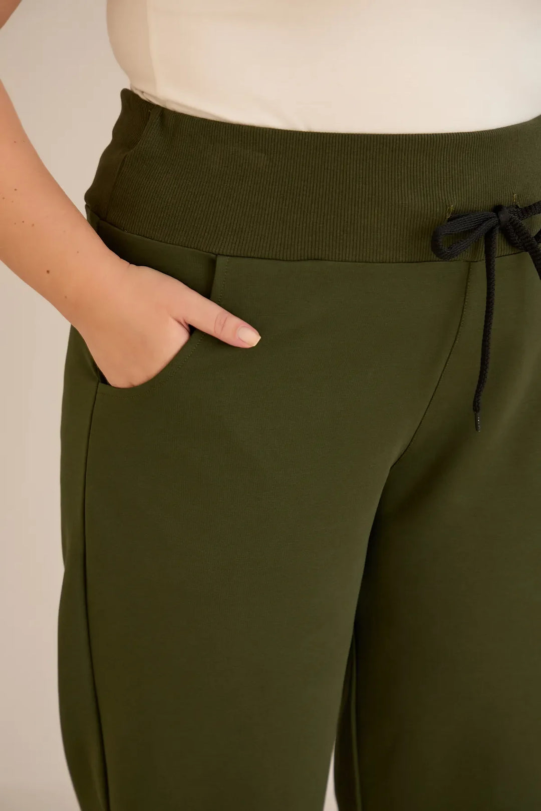 Sportske široke hlače s prorezima u kaki boji