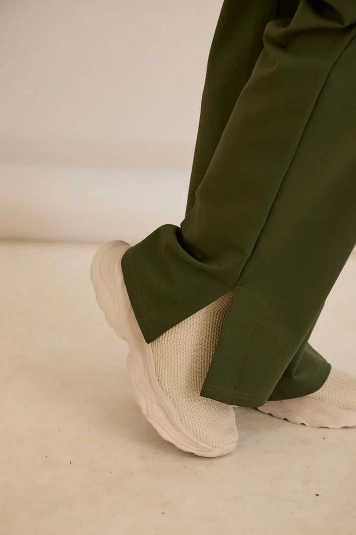 Sportske široke hlače s prorezima u kaki boji