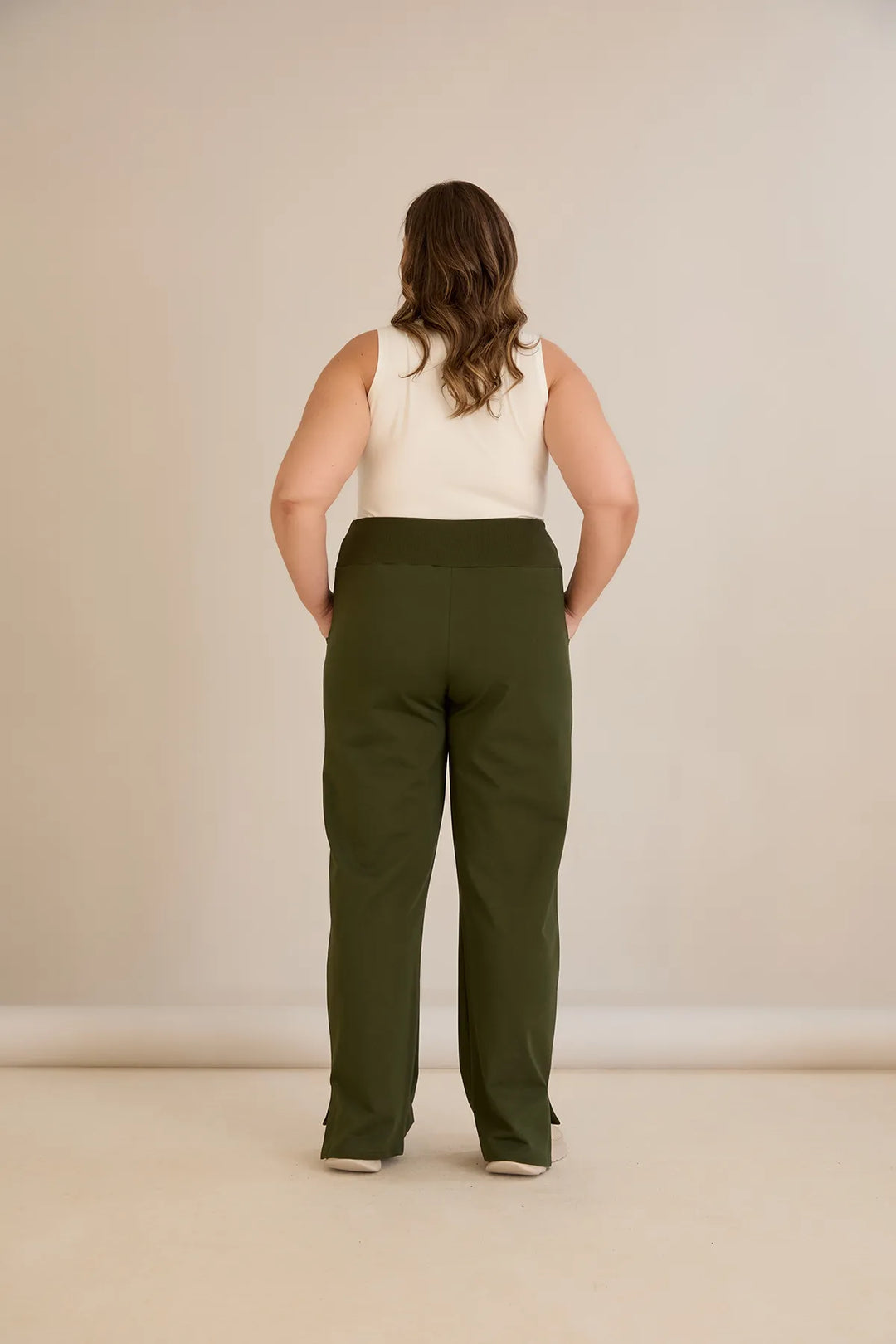 Sportske široke hlače s prorezima u kaki boji