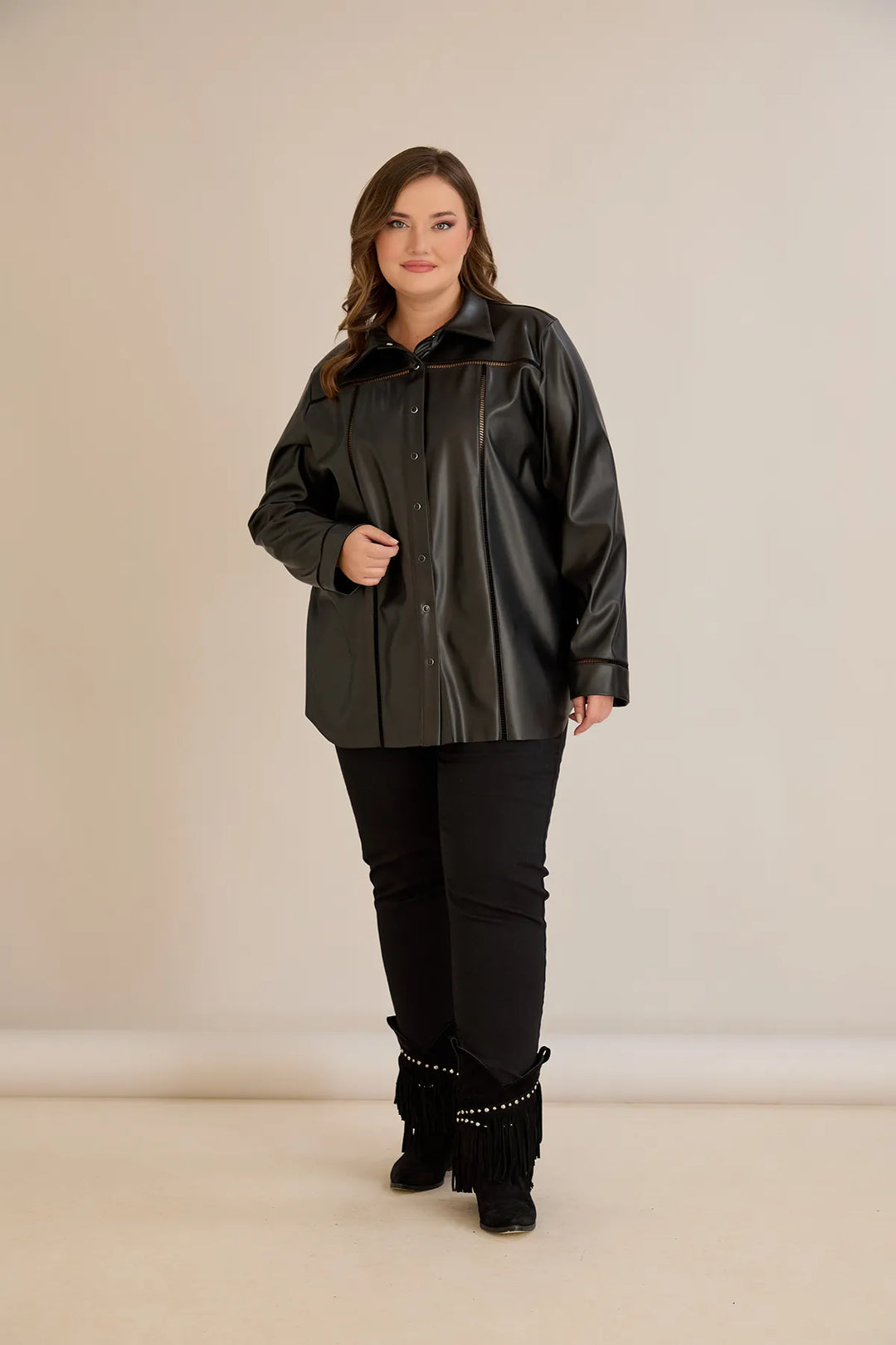 Stilska kožna košulja s dekorativnim šavovima