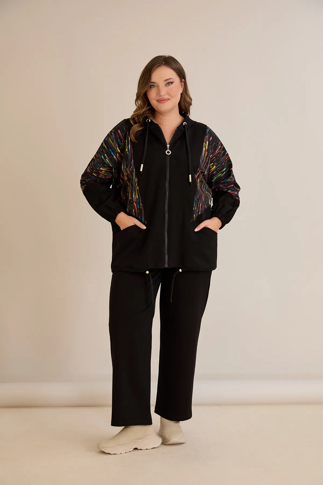 Ženski komplet od dva dijela s kolor prugastim detaljem