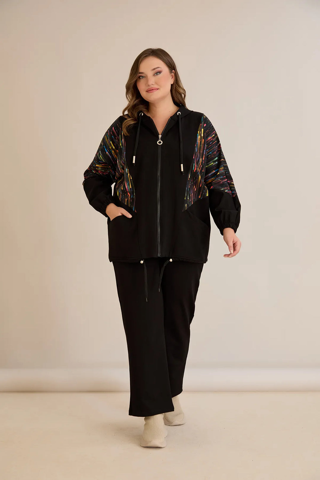 Ženski komplet od dva dijela s kolor prugastim detaljem