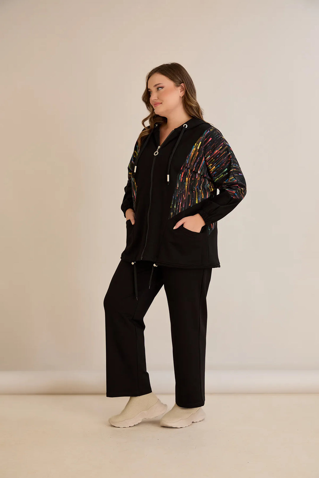 Ženski komplet od dva dijela s kolor prugastim detaljem