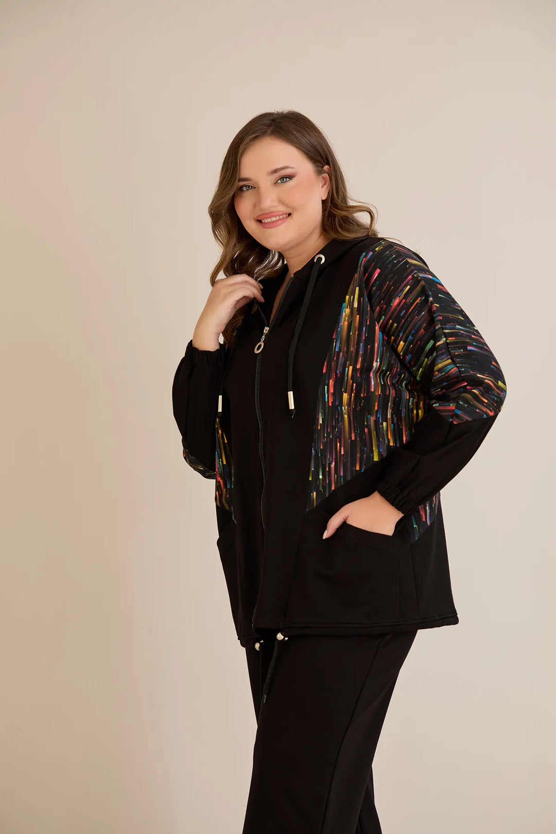 Ženski komplet od dva dijela s kolor prugastim detaljem