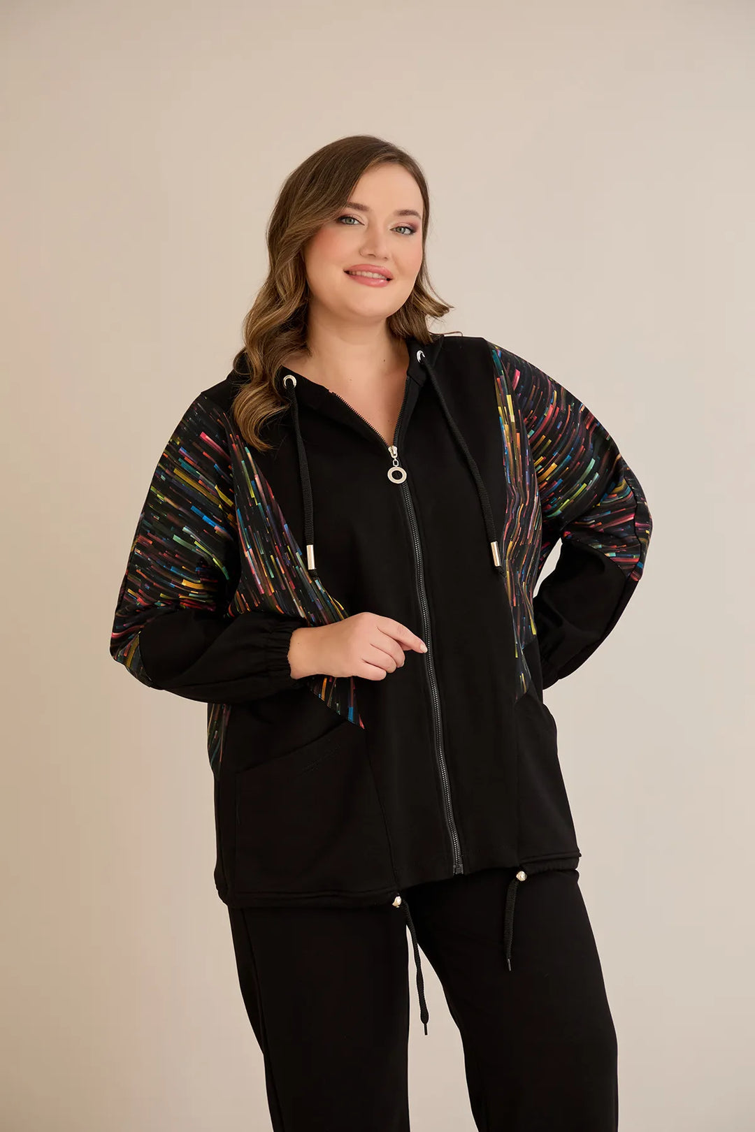 Ženski komplet od dva dijela s kolor prugastim detaljem