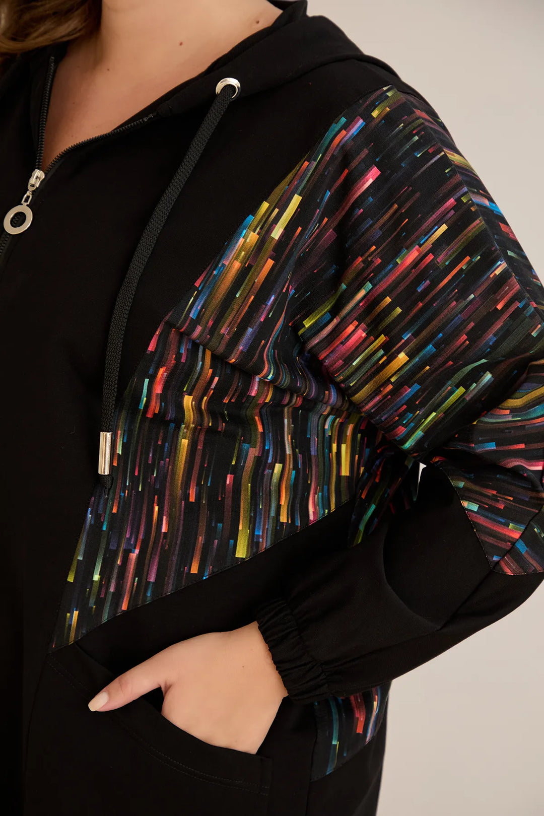 Ženski komplet od dva dijela s kolor prugastim detaljem