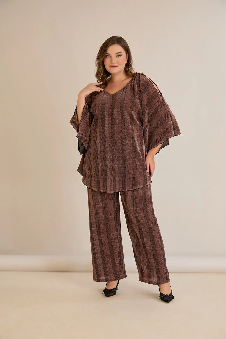 Elegantan set s prorezom na rukavu i sofisticiranim brošem