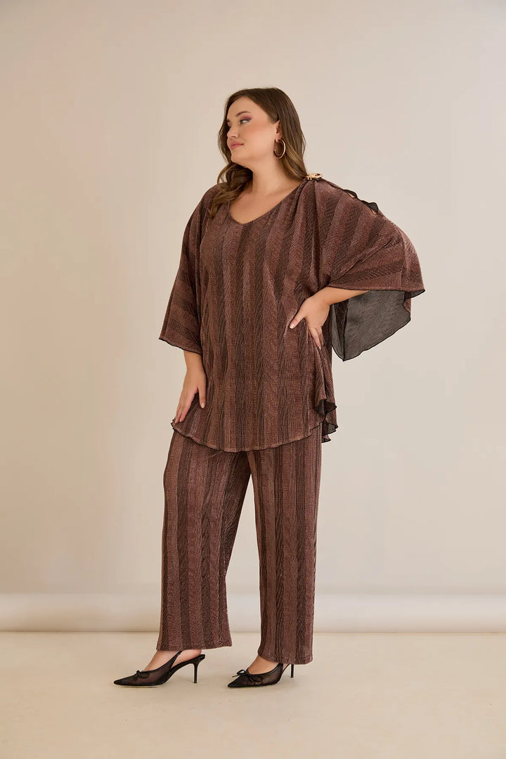 Elegantan set s prorezom na rukavu i sofisticiranim brošem