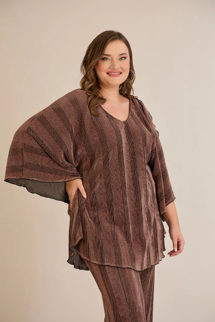 Elegantan set s prorezom na rukavu i sofisticiranim brošem