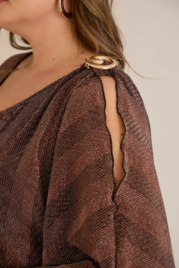 Elegantan set s prorezom na rukavu i sofisticiranim brošem