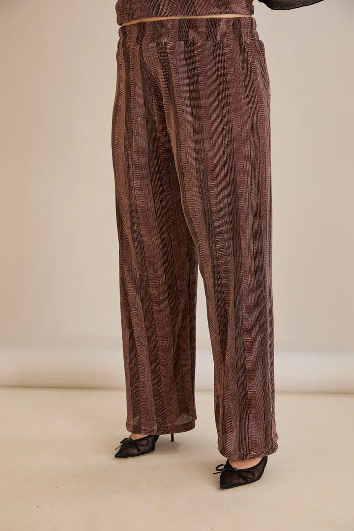 Elegantan set s prorezom na rukavu i sofisticiranim brošem