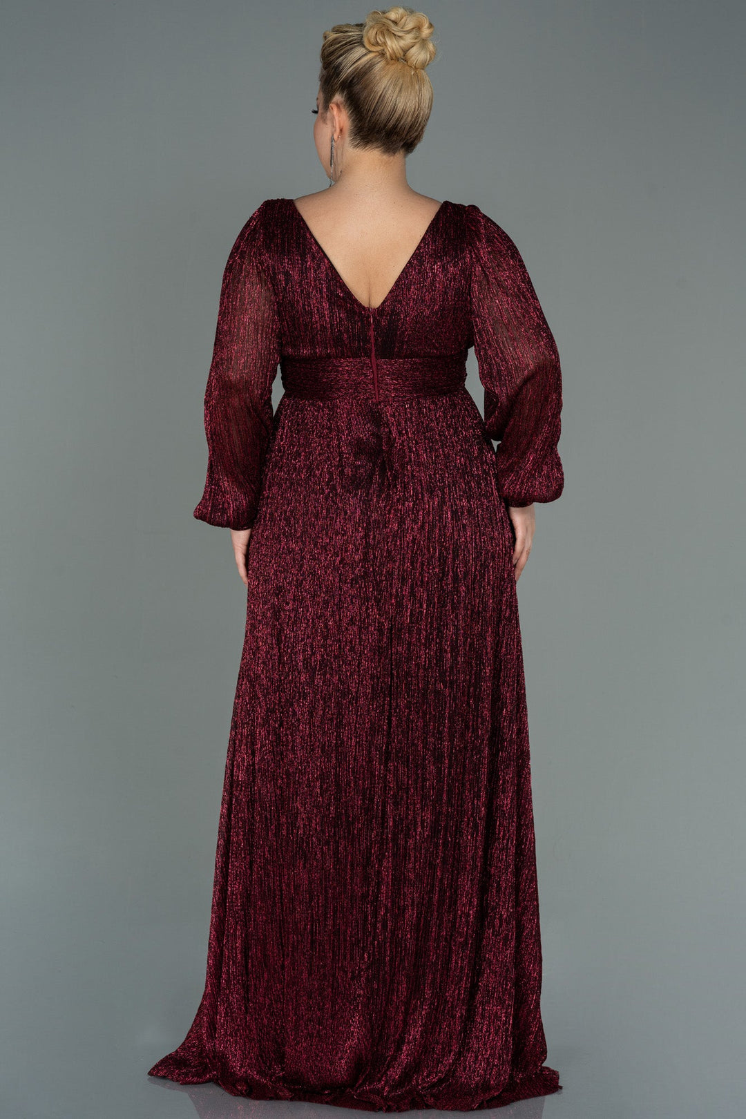 Duga elegantna i elastična haljina sa sjajem u bordo boji