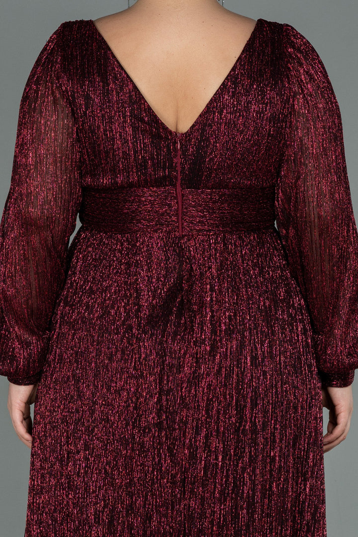 Duga elegantna i elastična haljina sa sjajem u bordo boji