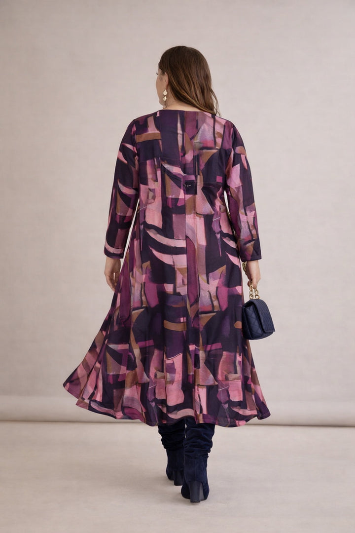 Duga haljina A-kroja s efektivnim brošem