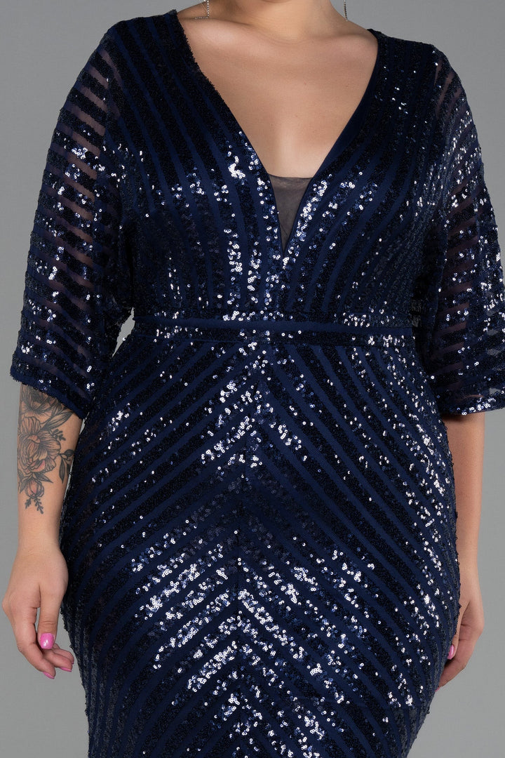 Duga svečana elastična haljina od šljokica u tamno plavoj boji