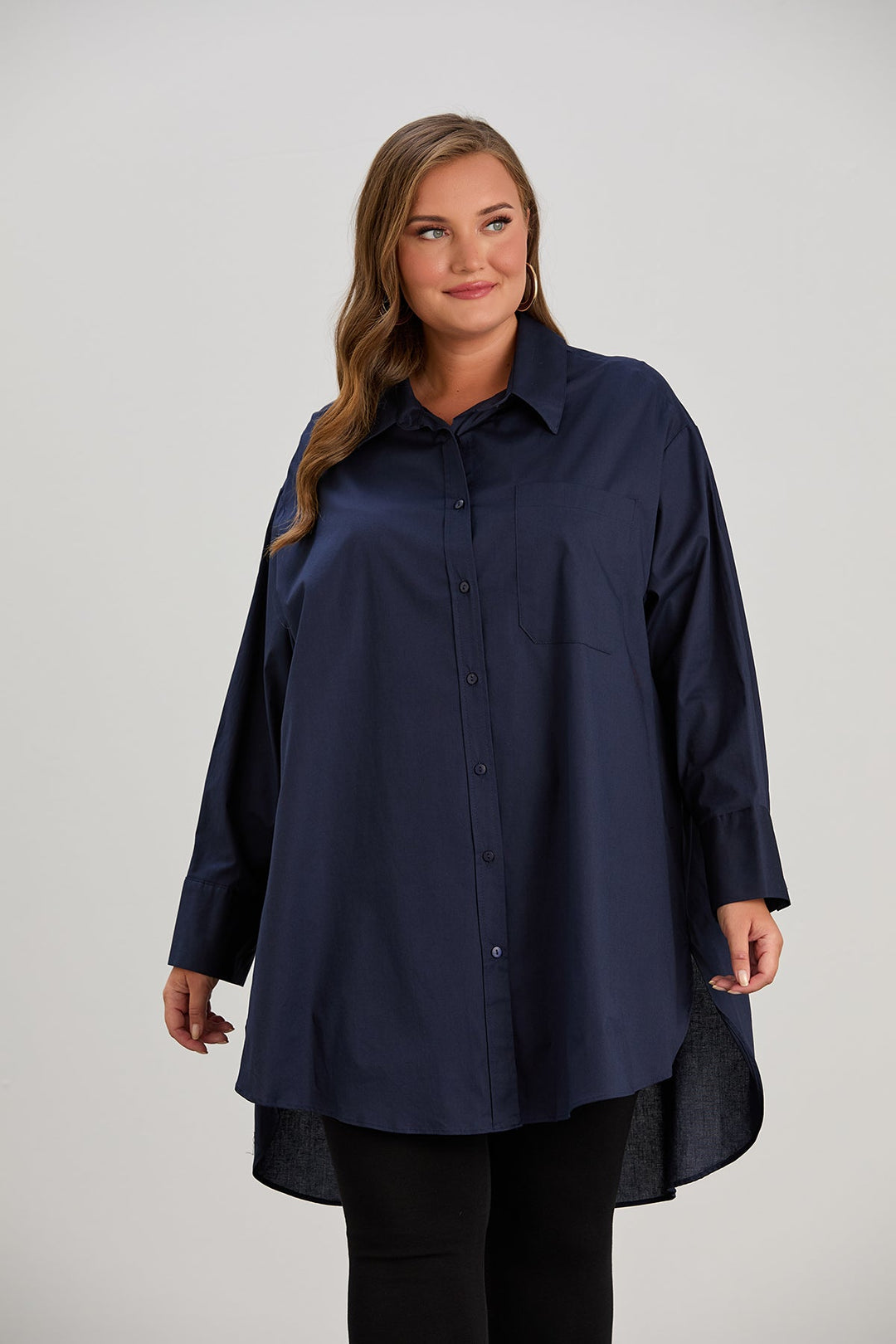 Duga pamučna košulja u tamnoplavoj boji za punije žene