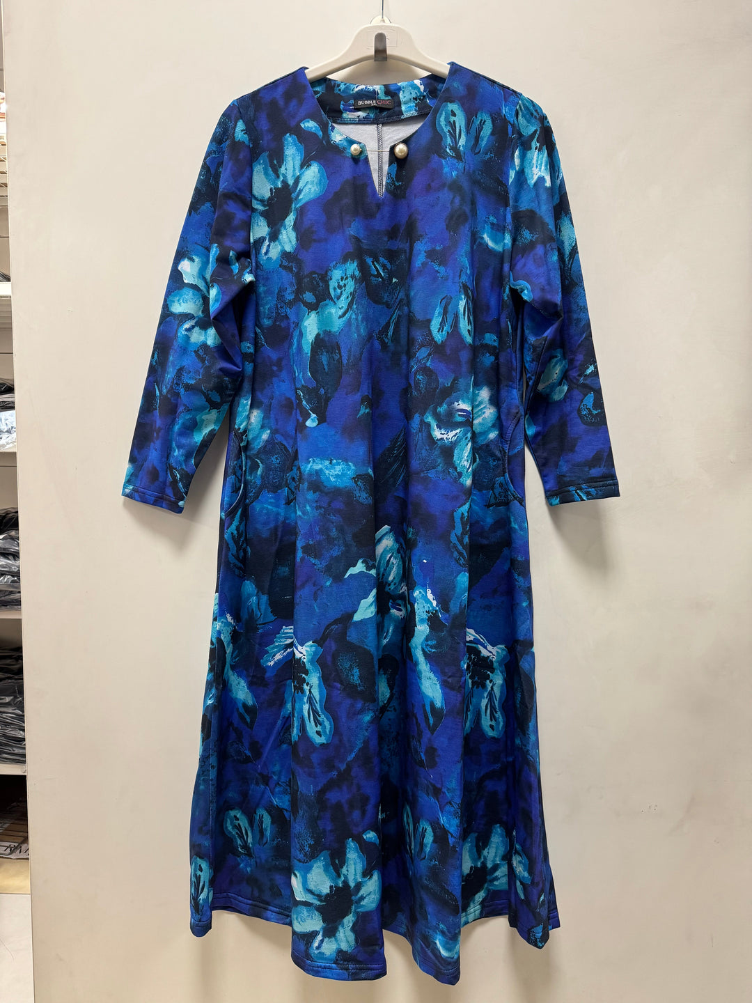 Duga haljina A-kroja s efektivnim brošem u plavoj boji