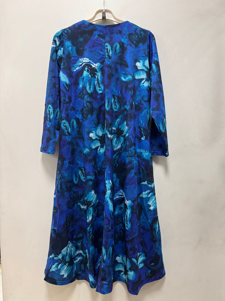 Duga haljina A-kroja s efektivnim brošem u plavoj boji