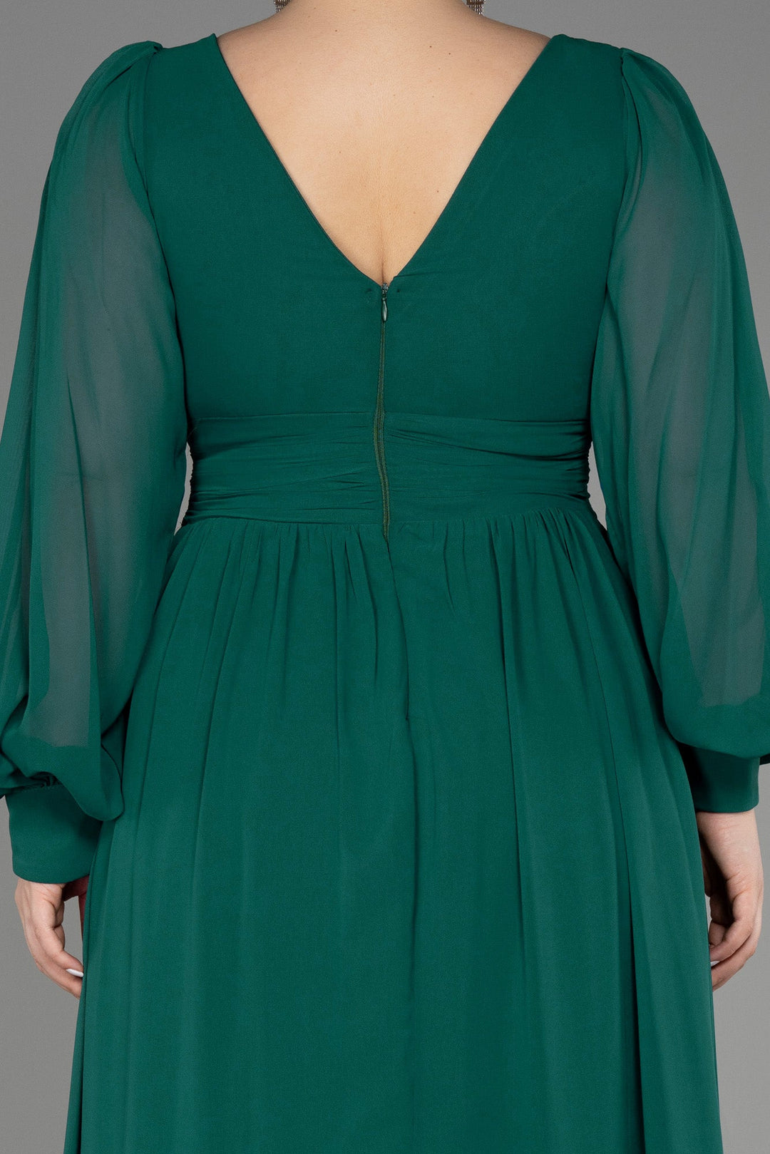 Duga svečana haljina od šifona u smaragdno zelenoj boji