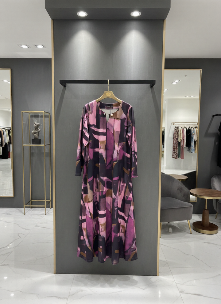 Duga haljina A-kroja s efektivnim brošem