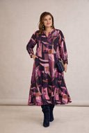 Duga haljina A-kroja s efektivnim brošem