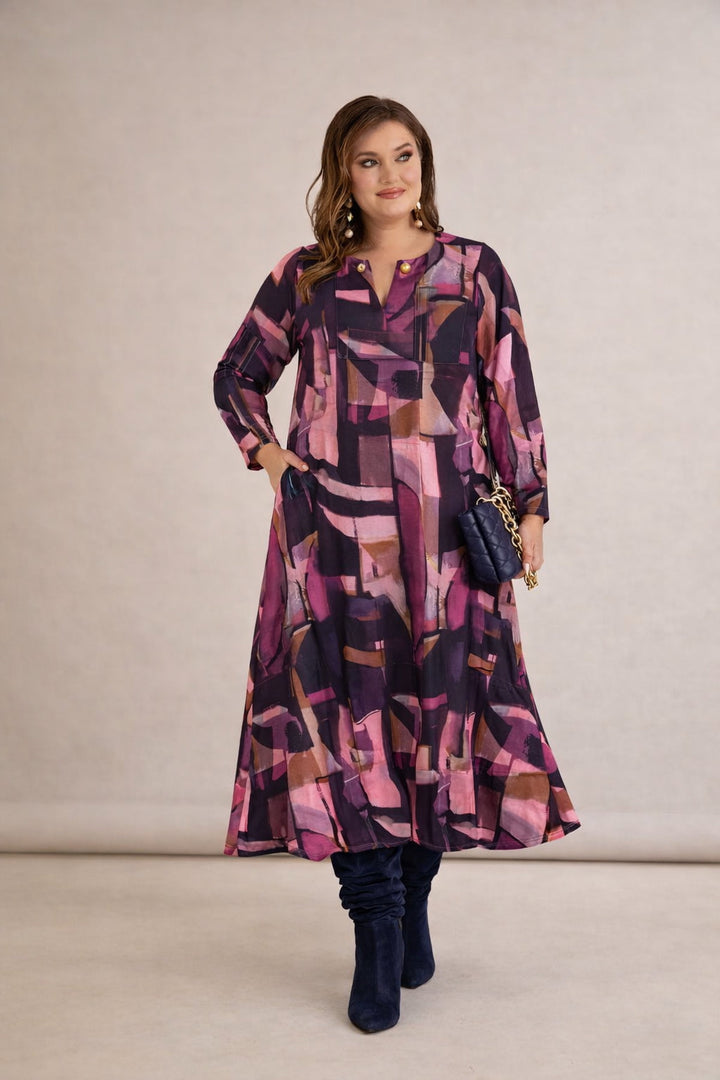 Duga haljina A-kroja s efektivnim brošem