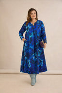 Duga haljina A-kroja s efektivnim brošem u plavoj boji